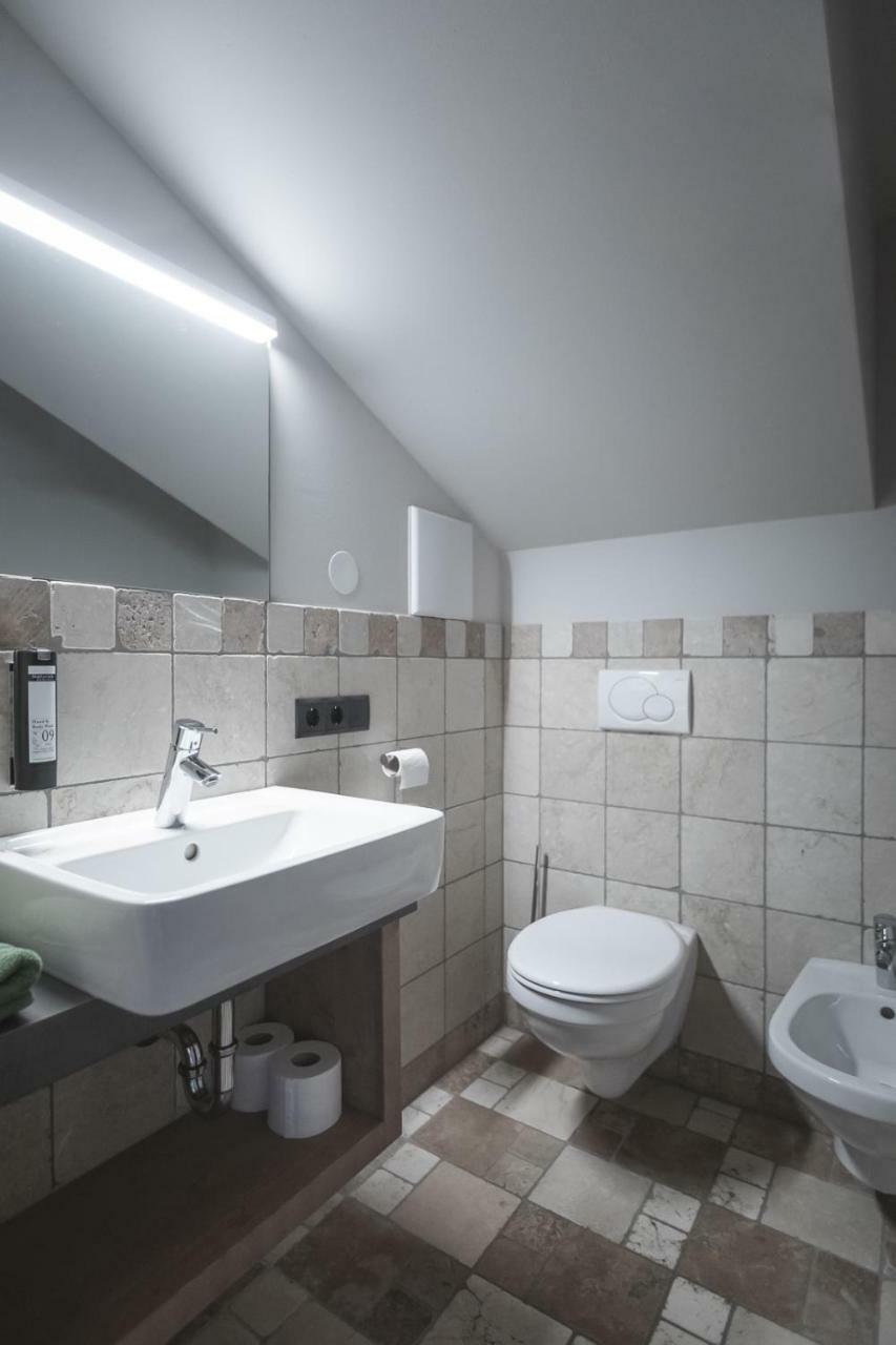 Executive Suite,781326576:JPEG
